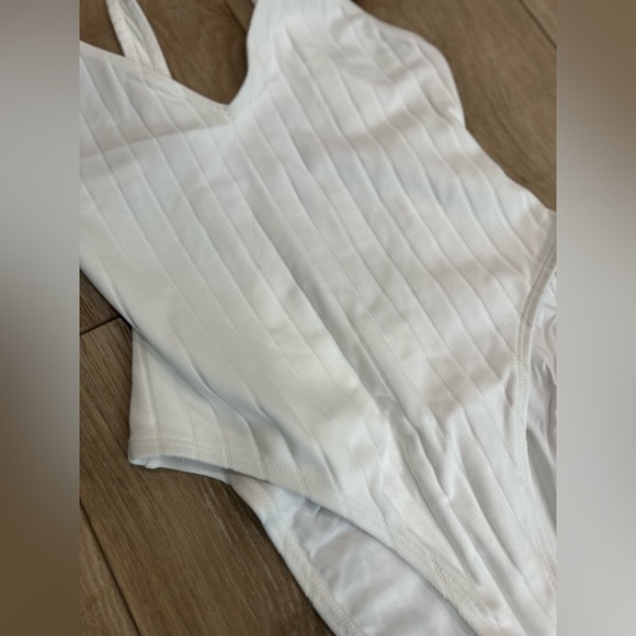 NWOT GIGI C Paisley One Piece in White - Picture 7 of 8